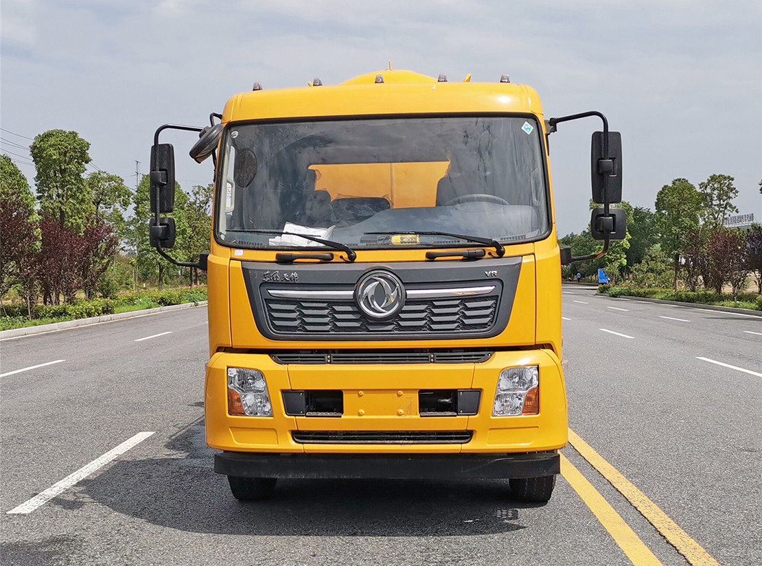 東風(fēng)天錦15方清洗吸污車 一體罐外觀