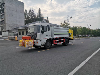 東風(fēng)天錦護(hù)欄清洗灑水防撞緩沖車